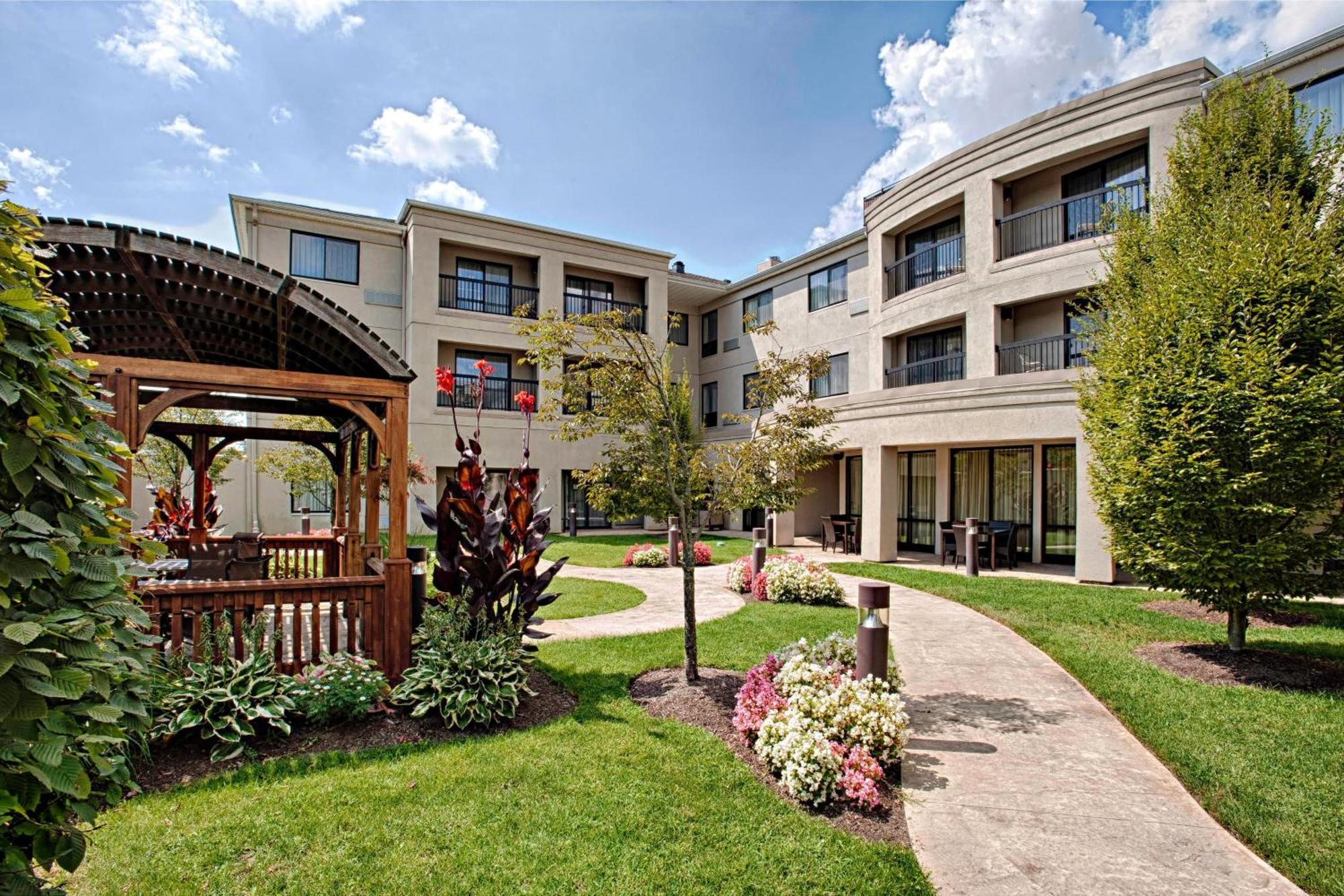 Courtyard Wall At Monmouth Shores Corporate Park Bagian luar foto