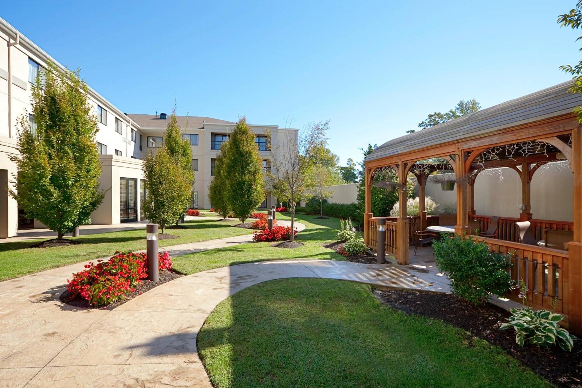 Courtyard Wall At Monmouth Shores Corporate Park Bagian luar foto