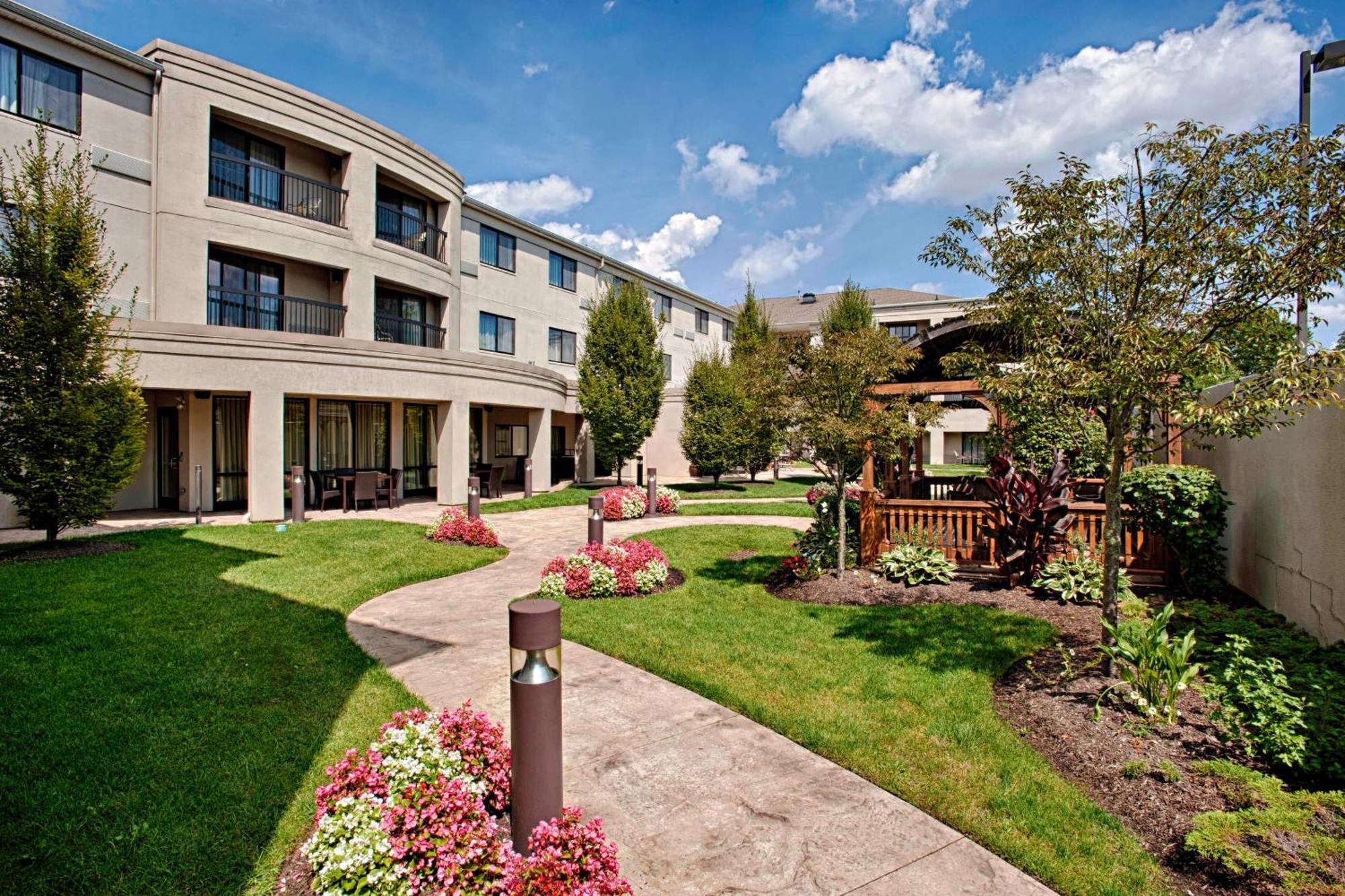 Courtyard Wall At Monmouth Shores Corporate Park Bagian luar foto